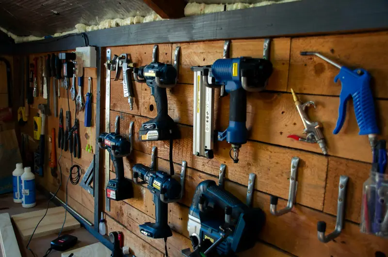 Mur d’atelier en bois avec outils électroportatifs suspendus