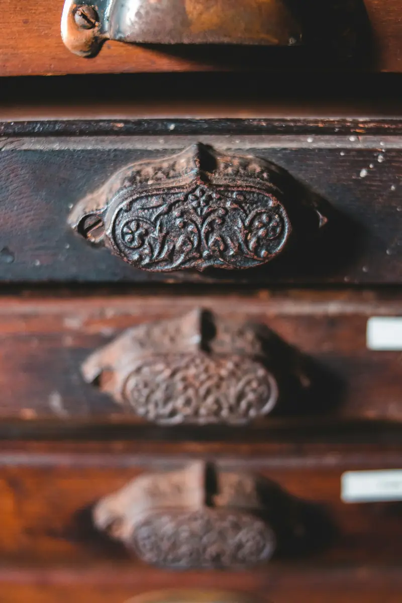 Poignées de tiroir ornementées sur un meuble ancien en bois