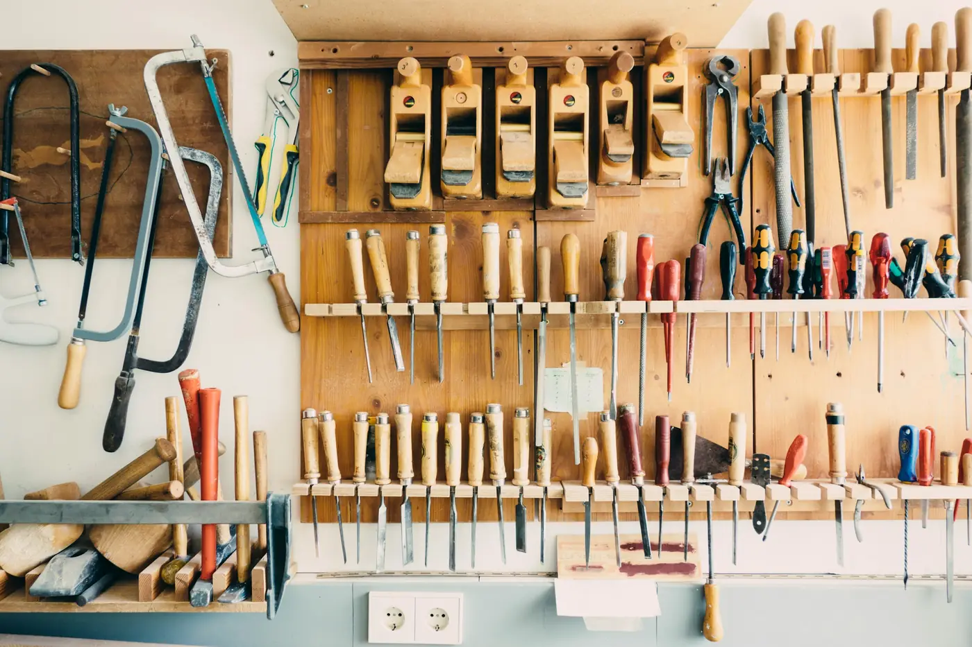 Étagères d’atelier en bois chargées d’outils et de fournitures