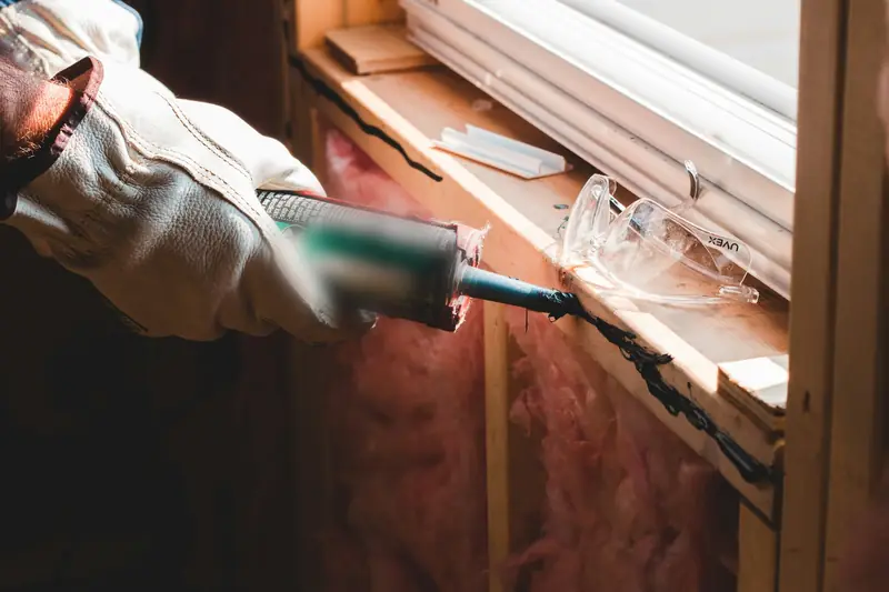 Application d’un joint au pistolet à mastic sur un châssis de fenêtre