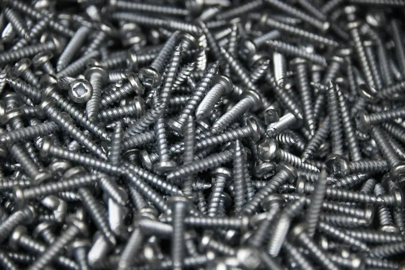 Gros plan sur un assortiment de vis métalliques